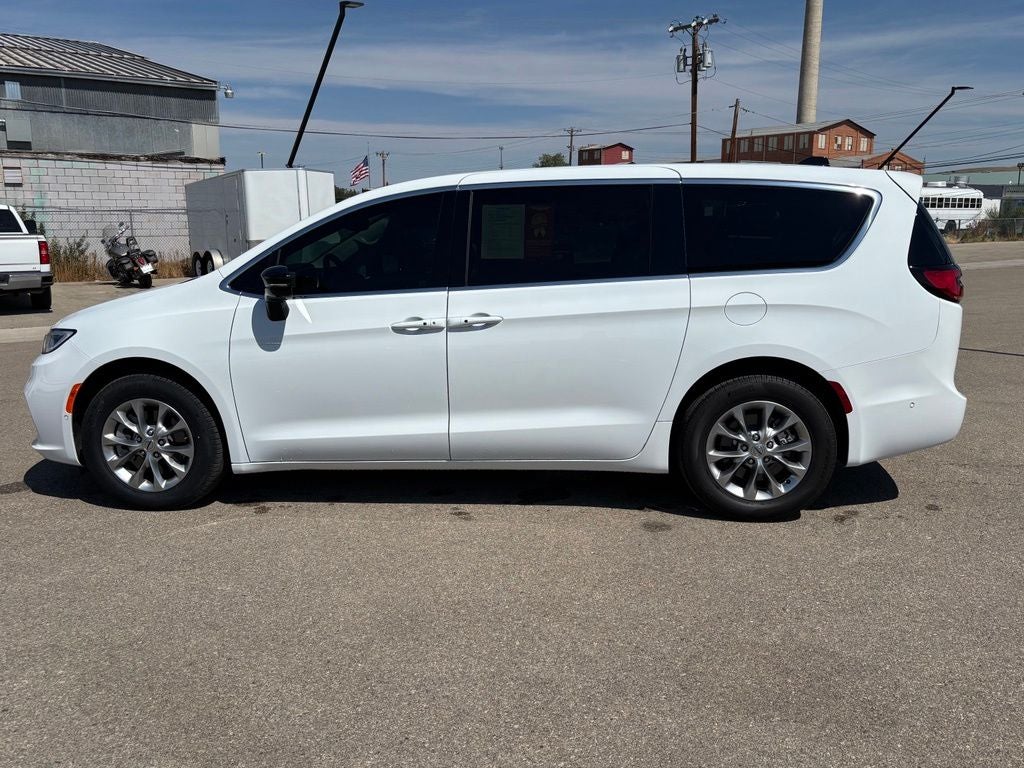 2024 Chrysler Pacifica Touring L - Photo 11