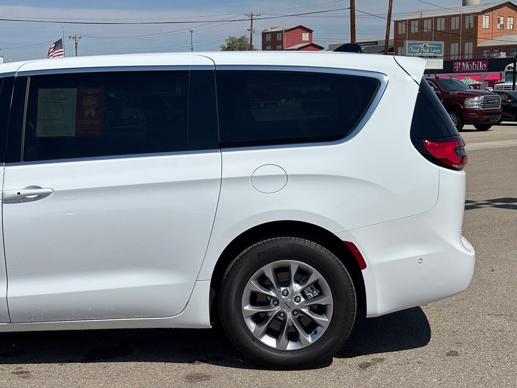 2024 Chrysler Pacifica Touring L - Photo 13