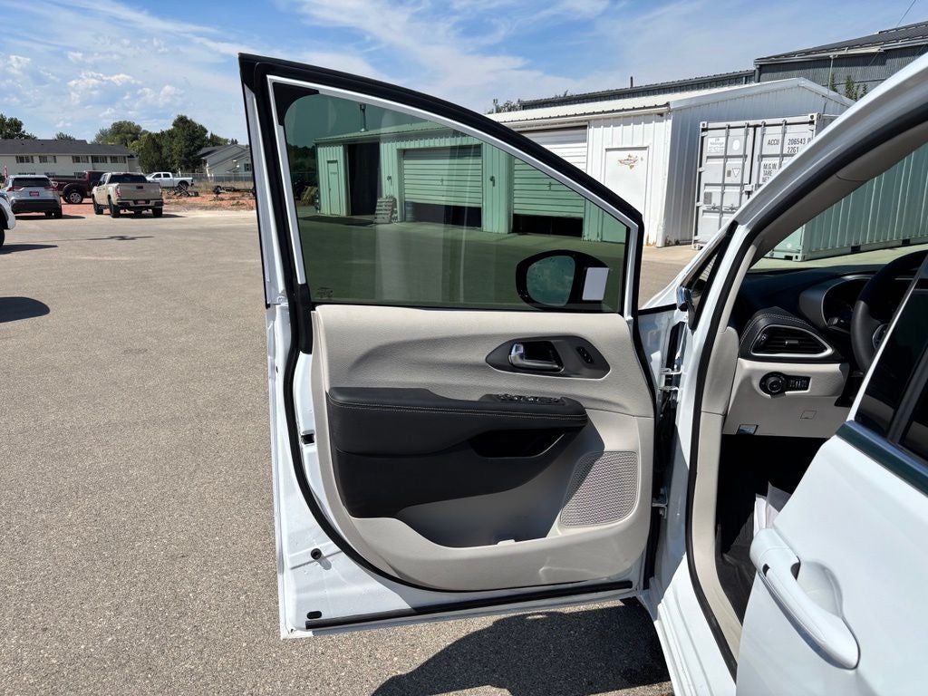 2024 Chrysler Pacifica Touring L - Photo 14