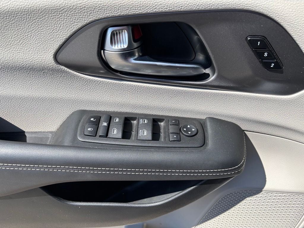 2024 Chrysler Pacifica Touring L - Photo 15