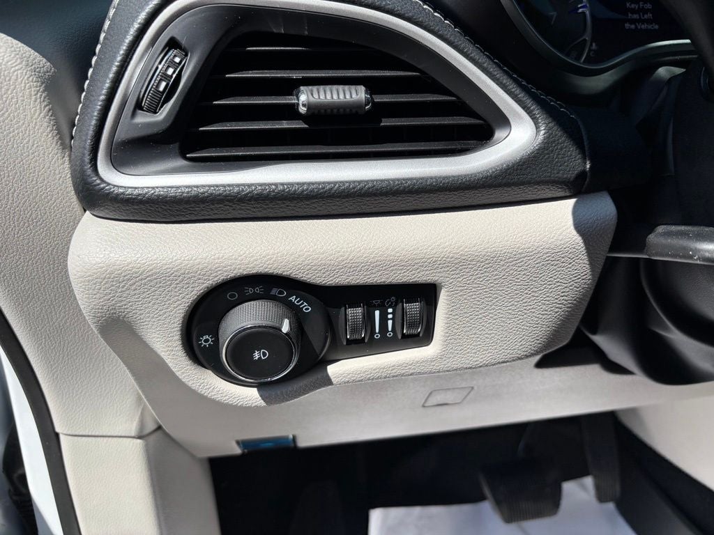 2024 Chrysler Pacifica Touring L - Photo 16