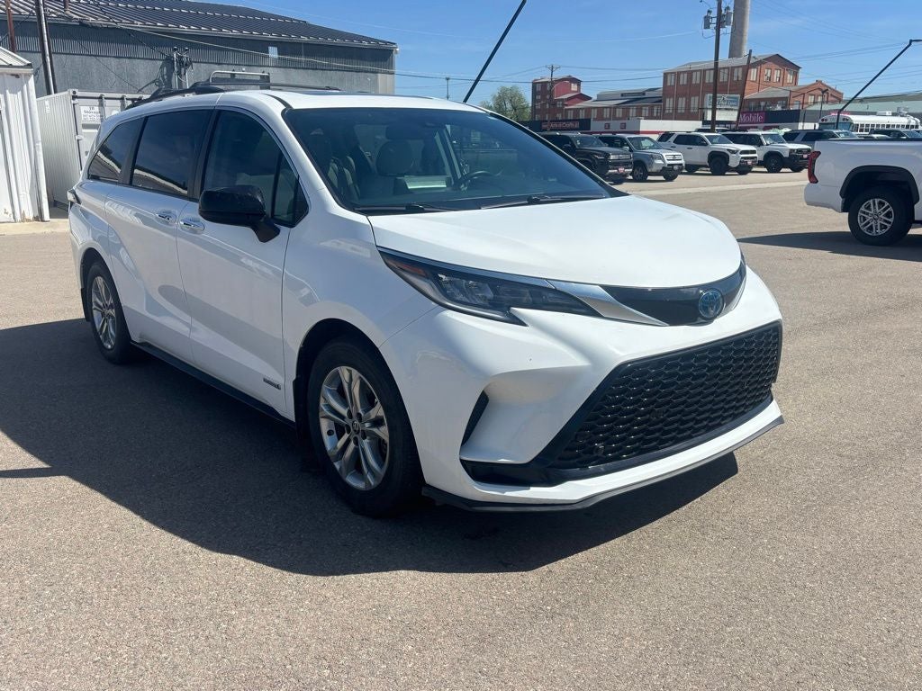 2021 Toyota Sienna XSE AWD 7-Passenger's photo