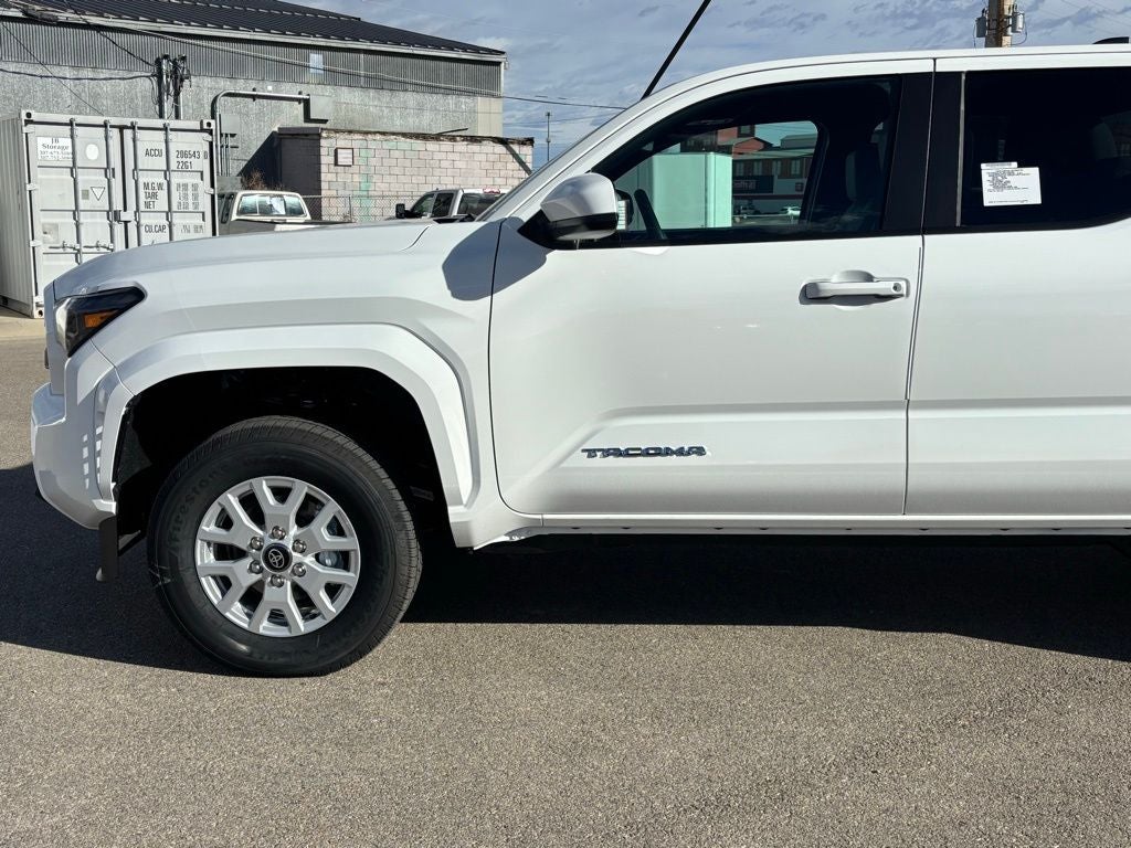 2025 Toyota Tacoma SR5 - Photo 11
